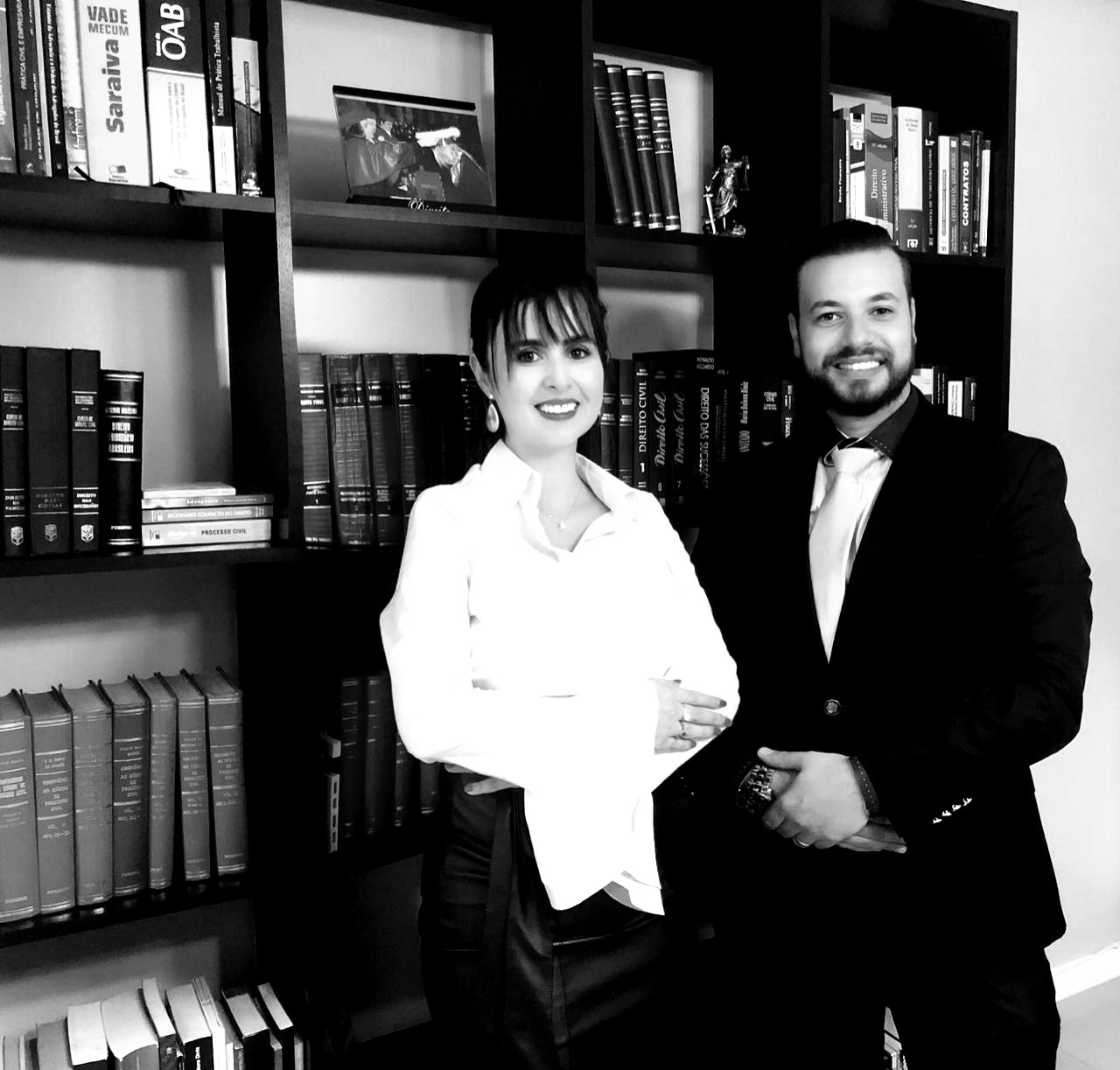 Milena Silva e Vinícius Rodrigues, sócios da Rodrigues & Silva Advocacia, no escritório em Porto Alegre